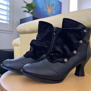 Ellie Black Booties, Women's size 9, excellent condition,